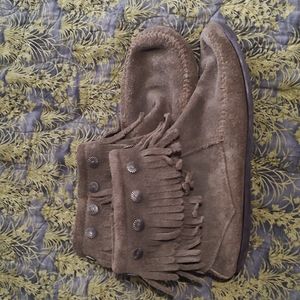 Minnetonka Moccasins size 8 (Olive Green)